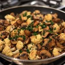 Geroerbakte knoflookchampignons met geroosterde bloemkool